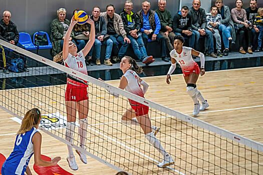 volleynetwork international - athletes - action picture - volleyball professional olena napalkova setting